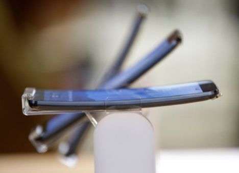 LG выпустит первый по-настоящему гибкий смартфон в 2014