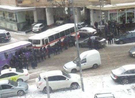 Силовики и спецтехника окружают центр Киева: «Тигр» уже на Михайловской