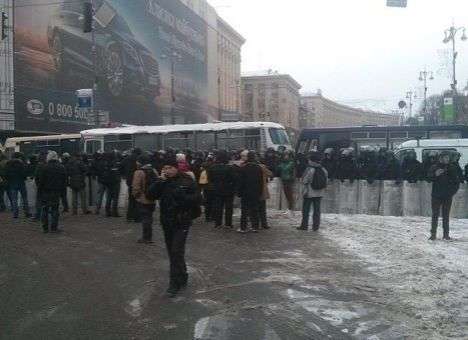 На Крещатик заехали автобусы. Митингующие усиливают баррикады (ФОТО)