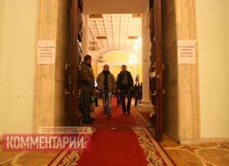 Центр Киева перекрыт войсками, а пожарные под КГГА разворачивают гидранты