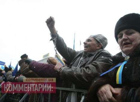 На Майдане с криками «Героям слава» готовятся к силовому разгону (ФОТО)