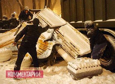 «Титушки» начали громить баррикады на Грушевского (ФОТО)