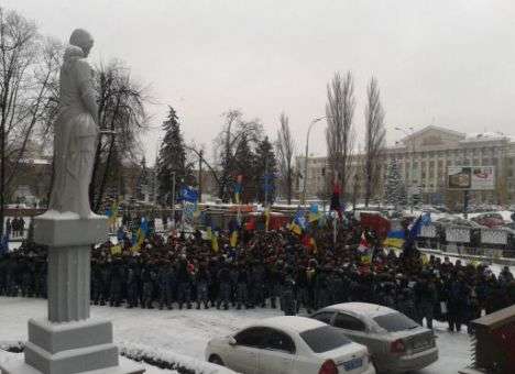 Митингующие прорвались во двор Апелляционного суда (ФОТО)