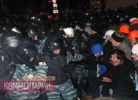 Беркут пустил в ход дубинки против евромитингующих под КГГА