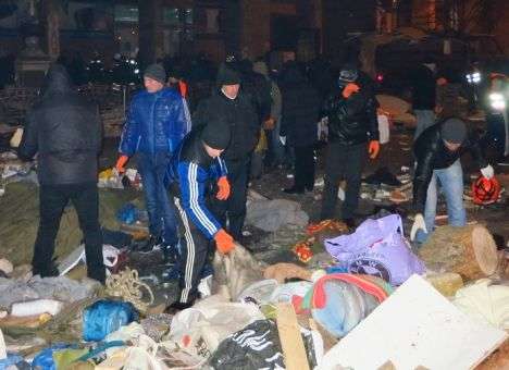 На Майдане мародёрствуют «титушки» (ФОТО)