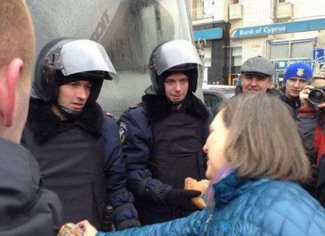 Помощник госсекретаря США угощает майдановцев булочками и печеньем