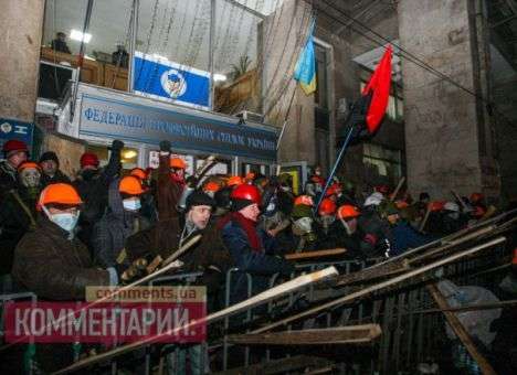 Митингующие разбирают баррикады в Доме профсоюзов