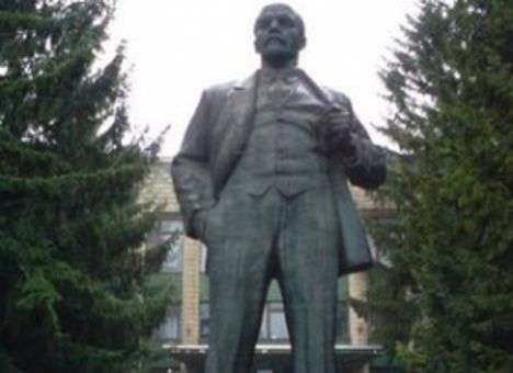 Во Врадиевке памятник Ленину облили белой жидкостью