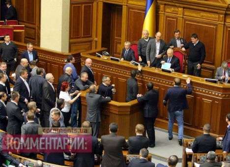 Азаров все еще надеется, что депутаты прекратят блокировать Раду