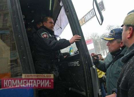 У Тягнибока увидели, как на Евромайдан едет милиция из регионов