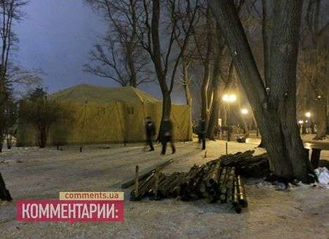 В «Мариинке» разворачивают огромные армейские шатры (ФОТО)