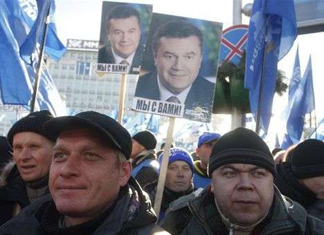 У Верховной Рады люди собираются на антиевромайдан
