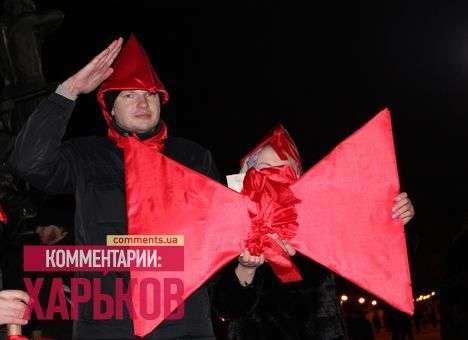 В Харькове пионеры с лопатой «проводили на пенсию» Азарова (ФОТО)