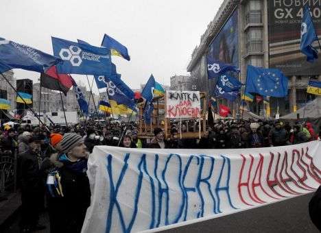 Активисты Евромайдана несут Клюеву клетку (ФОТО, ВИДЕО)