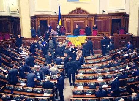 Оппозиция заблокировала трибуну парламента (ФОТО)