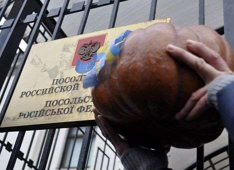 «Евромайдановцы» принесли тыкву к посольству России (ФОТО)