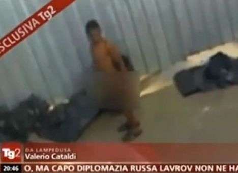 В Италии разразился скандал из-за условий содержания беженцев (ВИДЕО)
