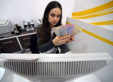 Азаров посулил бюджетникам в 2014-м финансовое «покращення»