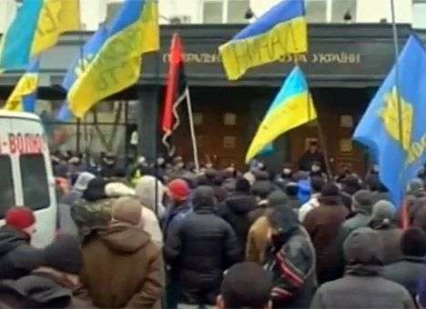 Активисты Евромайдана пришли к Пшонке с пикетом (ВИДЕО)