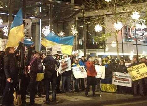 Под окнами Ахметова в Лондоне устроили Евромайдан (ФОТО)