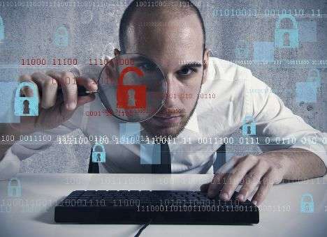 Азаров потратит треть миллиона на защиту от хакеров