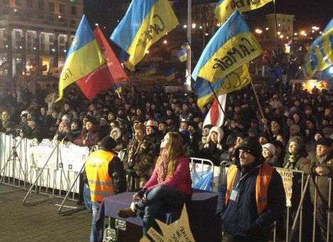 Евромайдан готовится к праздникам и расширяет сцену (ФОТО)