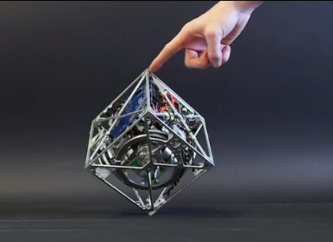 Швейцарцы создали робота-неваляшку