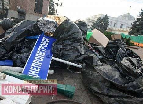 Реальность свернувшегося «антимайдана»: горы круп, мешки хлеба и раскиданный мусор (ФОТО)