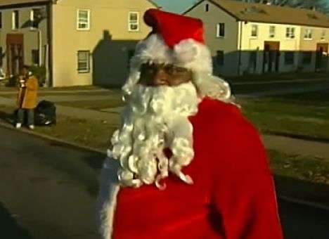 Санта-Клаус получил пулю во время раздачи подарков на улице в США (ВИДЕО)