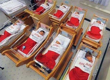 В США новорожденных в роддоме завернули в рождественские сапожки