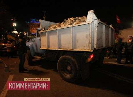 ГАИшники не пускают на Евромайдан машины с дровами