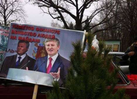 Донецкие активисты принесли к дому Ахметова «кровавую» елку (ФОТО)