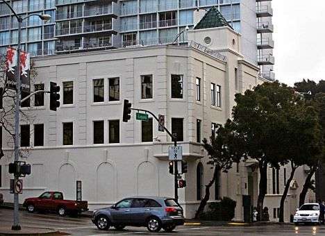 Неизвестный поджег генконсульство Китая в США