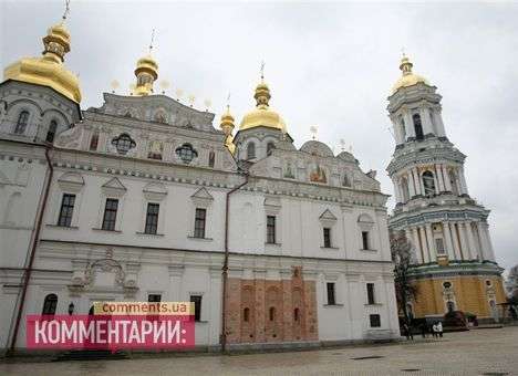 Янукович и Азаров приняли участие в Рождественском богослужении в Лавре