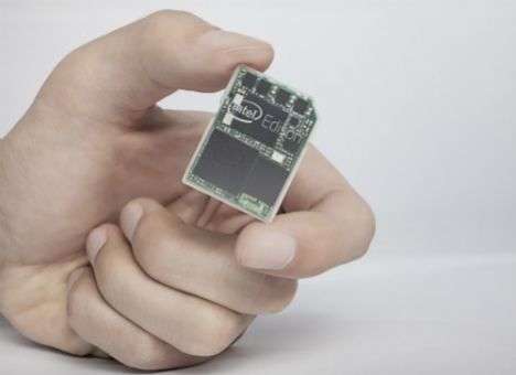 Intel продемонстрировала компьютер размером с SD-карту (ФОТО)