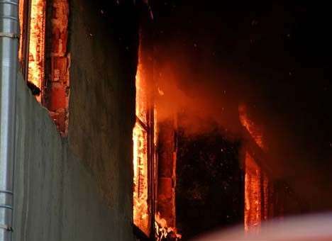 Во время пожара на «Хартроне» люди выпрыгивали из окон, чтобы спастись