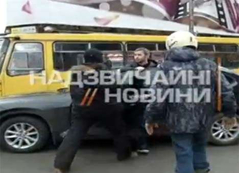 Охрана Евромайдана напала на водителя в центре Киева (ВИДЕО)