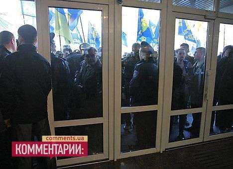 Активисты заколядовали МВД, заблокировав входы и выходы