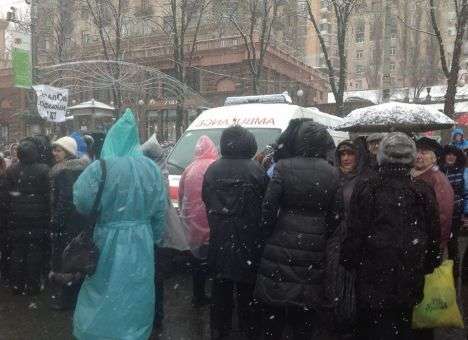Женщины с Антимайдана попытались разобрать баррикады Евромайдана (ФОТО)
