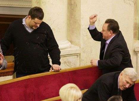 Оппозиция заблокировала Раду (ФОТО)