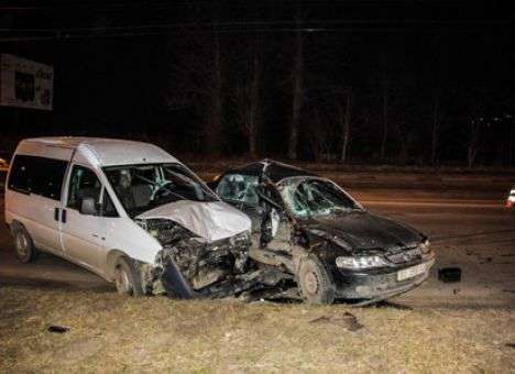 В Ивано-Франковске милиционер протаранил автомобиль с детьми (ФОТО, ВИДЕО)