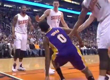 Украинский баскетболист спровоцировал драку в матче НБА (ВИДЕО)