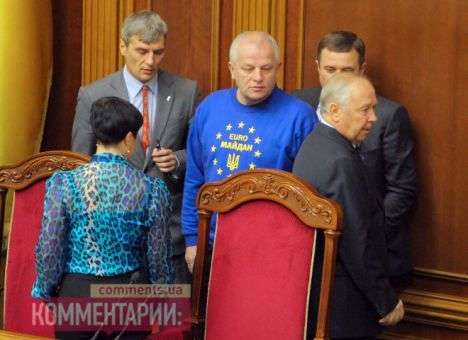 Оппозиция заблокировала трибуну Рады