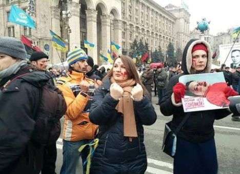 Сотни митингующих с заклеенными ртами пошли пикетировать АП (ФОТО)