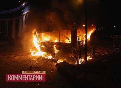 У арки стадиона «Динамо» горит милицейский автобус (ФОТО)