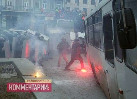 На Грушевского митингующие, пытаясь пройти под Раду, раскачивают автобус МВД