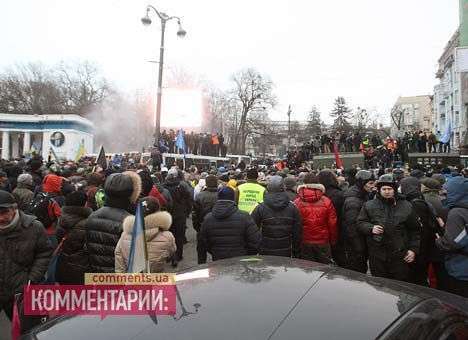 Митингующие с Майдана направляются к Раде, милиция блокирует дорогу (ФОТО)
