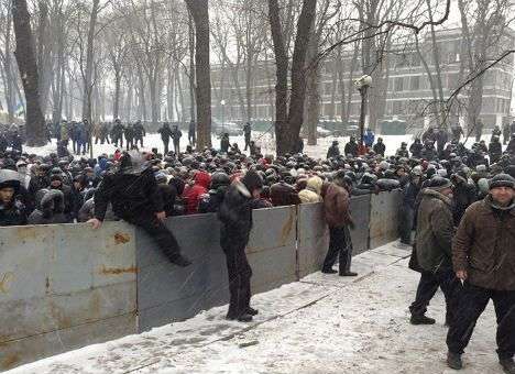 Участники Антимайдана через забор сбегают с митинга, но охрана их возвращает, - СМИ (ФОТО)