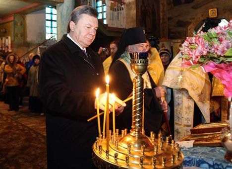 Президент, Клюев и Пшонка помолились в Лавре