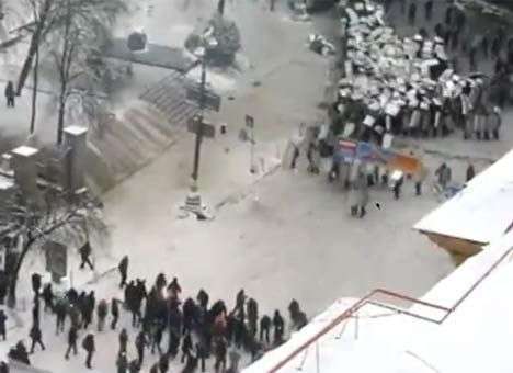 На Грушевского возобновилось противостояние между протестующими и «Беркутом»